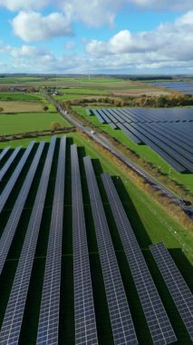 Nottingham İngiltere kırsalında binlerce fotovoltaik panelle birlikte yüksek irtifa Güneş Çiftliği 'nin havadan görünüşü