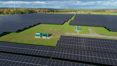 Nottingham İngiltere kırsalında binlerce fotovoltaik panelle birlikte yüksek irtifa Güneş Çiftliği 'nin havadan görünüşü