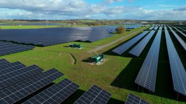 Nottingham İngiltere kırsalında binlerce fotovoltaik panelle birlikte yüksek irtifa Güneş Çiftliği 'nin havadan görünüşü