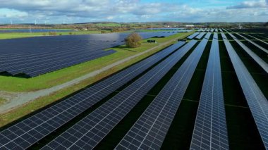 Nottingham İngiltere kırsalında binlerce fotovoltaik panelle birlikte yüksek irtifa Güneş Çiftliği 'nin havadan görünüşü