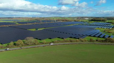 Nottingham İngiltere kırsalında binlerce fotovoltaik panelle birlikte yüksek irtifa Güneş Çiftliği 'nin havadan görünüşü