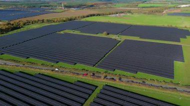 Nottingham İngiltere kırsalında binlerce fotovoltaik panelle birlikte yüksek irtifa Güneş Çiftliği 'nin havadan görünüşü