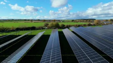 Nottingham İngiltere kırsalında binlerce fotovoltaik panelle birlikte yüksek irtifa Güneş Çiftliği 'nin havadan görünüşü