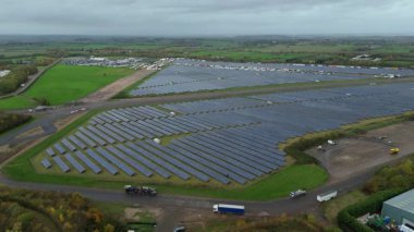 İngiliz kırsal kesimindeki eski RAF Üs Taksiyollarında inşa edilen Büyük Endüstriyel Güneş Çiftliği Altyapısı Üzerine Sinematik Uçuş