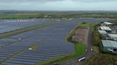 İngiliz kırsal kesimindeki eski RAF Üs Taksiyollarında inşa edilen Büyük Endüstriyel Güneş Çiftliği Altyapısı Üzerine Sinematik Uçuş