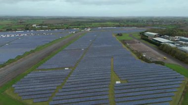 İngiliz kırsal kesimindeki eski RAF Üs Taksiyollarında inşa edilen Büyük Endüstriyel Güneş Çiftliği Altyapısı Üzerine Sinematik Uçuş