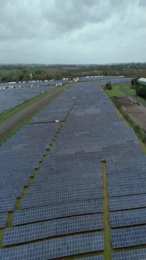 İngiliz kırsal kesimindeki eski RAF Üs Taksiyollarında inşa edilen Büyük Endüstriyel Güneş Çiftliği Altyapısı Üzerine Sinematik Uçuş