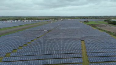 İngiliz kırsal kesimindeki eski RAF Üs Taksiyollarında inşa edilen Büyük Endüstriyel Güneş Çiftliği Altyapısı Üzerine Sinematik Uçuş