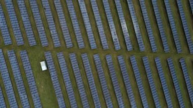 İngiliz kırsal kesimindeki eski RAF Üs Taksiyollarında inşa edilen Büyük Endüstriyel Güneş Çiftliği Altyapısı Üzerine Sinematik Uçuş