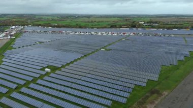 İngiliz kırsal kesimindeki eski RAF Üs Taksiyollarında inşa edilen Büyük Endüstriyel Güneş Çiftliği Altyapısı Üzerine Sinematik Uçuş