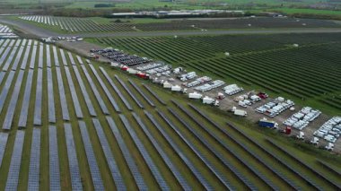 İngiliz kırsal kesimindeki eski RAF Üs Taksiyollarında inşa edilen Büyük Endüstriyel Güneş Çiftliği Altyapısı Üzerine Sinematik Uçuş