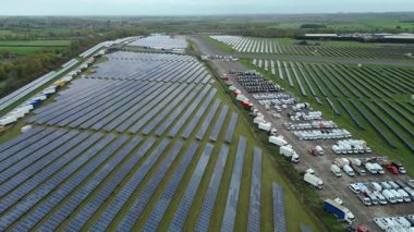 İngiliz kırsal kesimindeki eski RAF Üs Taksiyollarında inşa edilen Büyük Endüstriyel Güneş Çiftliği Altyapısı Üzerine Sinematik Uçuş