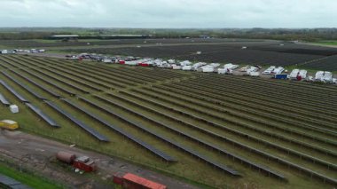İngiliz kırsal kesimindeki eski RAF Üs Taksiyollarında inşa edilen Büyük Endüstriyel Güneş Çiftliği Altyapısı Üzerine Sinematik Uçuş