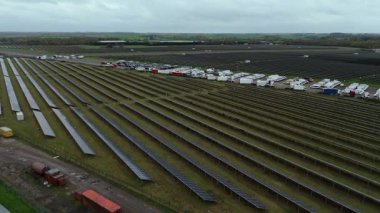 İngiliz kırsal kesimindeki eski RAF Üs Taksiyollarında inşa edilen Büyük Endüstriyel Güneş Çiftliği Altyapısı Üzerine Sinematik Uçuş