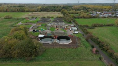 Birleşik Krallık 'ta dairesel netleştiriciler ve atık yönetim altyapısını içeren küçük bir kanalizasyon çalışmasının bölgesel hijyen manzarası.