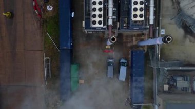 Endüstriyel şeker pancarı işleme altyapısının yer aldığı yoğun sis sırasında İngiltere 'deki Bury St Edmunds İngiliz Şeker fabrikasının insansız hava aracı görüntüsü.