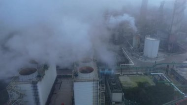 Endüstriyel şeker pancarı işleme altyapısının yer aldığı yoğun sis sırasında İngiltere 'deki Bury St Edmunds İngiliz Şeker fabrikasının insansız hava aracı görüntüsü.