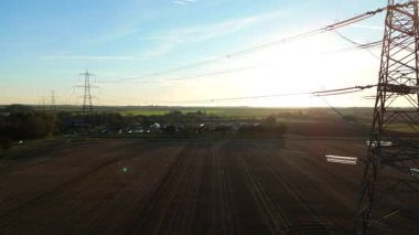 Günbatımında temiz enerji entegrasyonunu gösteren Cambridgeshire İngiltere 'deki geniş Burwell alt istasyonu ve güneş enerjisi santralinin hava görüntüsü.