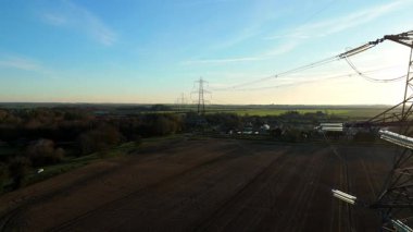 Günbatımında temiz enerji entegrasyonunu gösteren Cambridgeshire İngiltere 'deki geniş Burwell alt istasyonu ve güneş enerjisi santralinin hava görüntüsü.