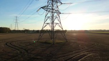 Günbatımında temiz enerji entegrasyonunu gösteren Cambridgeshire İngiltere 'deki geniş Burwell alt istasyonu ve güneş enerjisi santralinin hava görüntüsü.