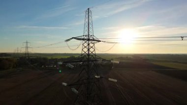 Günbatımında temiz enerji entegrasyonunu gösteren Cambridgeshire İngiltere 'deki geniş Burwell alt istasyonu ve güneş enerjisi santralinin hava görüntüsü.