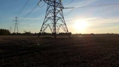 Günbatımında temiz enerji entegrasyonunu gösteren Cambridgeshire İngiltere 'deki geniş Burwell alt istasyonu ve güneş enerjisi santralinin hava görüntüsü.