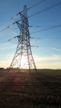 Günbatımında temiz enerji entegrasyonunu gösteren Cambridgeshire İngiltere 'deki geniş Burwell alt istasyonu ve güneş enerjisi santralinin hava görüntüsü.