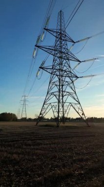 Günbatımında temiz enerji entegrasyonunu gösteren Cambridgeshire İngiltere 'deki geniş Burwell alt istasyonu ve güneş enerjisi santralinin hava görüntüsü.