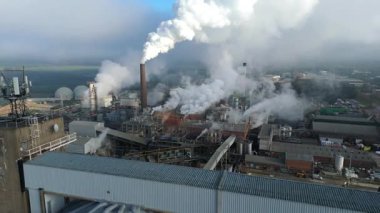 Bury St Edmunds UK 'deki İngiliz Şeker Fabrikası' nın hava aracı görüntüsünde duman bulutları ve şeker pancarı işleme için endüstriyel silolar yer alıyor..