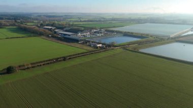 İngiltere 'nin kırsal kesimindeki büyük bir ticari seranın insansız hava aracı görüntüsü yüksek teknoloji sebze yetiştirme ve sürdürülebilir gıda üretimi için..