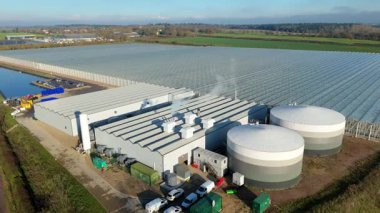 İngiltere 'nin kırsal kesimindeki büyük bir ticari seranın insansız hava aracı görüntüsü yüksek teknoloji sebze yetiştirme ve sürdürülebilir gıda üretimi için..