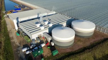 İngiltere 'nin kırsal kesimindeki büyük bir ticari seranın insansız hava aracı görüntüsü yüksek teknoloji sebze yetiştirme ve sürdürülebilir gıda üretimi için..