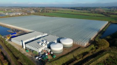 İngiltere 'nin kırsal kesimindeki büyük bir ticari seranın insansız hava aracı görüntüsü yüksek teknoloji sebze yetiştirme ve sürdürülebilir gıda üretimi için..