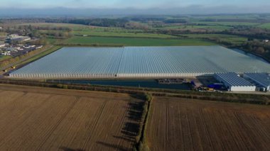 İngiltere 'nin kırsal kesimindeki büyük bir ticari seranın insansız hava aracı görüntüsü yüksek teknoloji sebze yetiştirme ve sürdürülebilir gıda üretimi için..