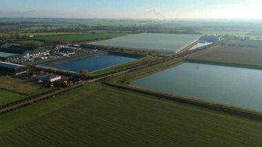 İngiltere 'nin kırsal kesimindeki büyük bir ticari seranın insansız hava aracı görüntüsü yüksek teknoloji sebze yetiştirme ve sürdürülebilir gıda üretimi için..