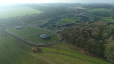Birleşik Krallık 'taki önde gelen safkan yarış ahırı ve özel eğitim pistinin hava görüntüsü