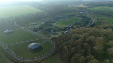 Birleşik Krallık 'taki önde gelen safkan yarış ahırı ve özel eğitim pistinin hava görüntüsü