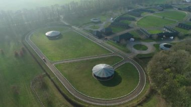 Birleşik Krallık 'taki önde gelen safkan yarış ahırı ve özel eğitim pistinin hava görüntüsü