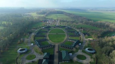 Birleşik Krallık 'taki önde gelen safkan yarış ahırı ve özel eğitim pistinin hava görüntüsü