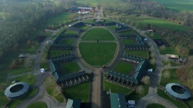 Birleşik Krallık 'taki önde gelen safkan yarış ahırı ve özel eğitim pistinin hava görüntüsü