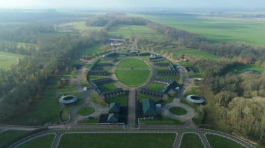 Birleşik Krallık 'taki önde gelen safkan yarış ahırı ve özel eğitim pistinin hava görüntüsü