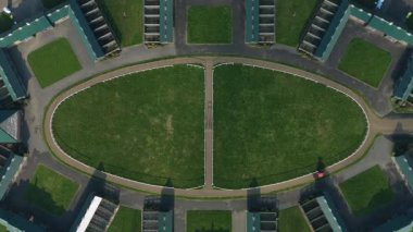 Birleşik Krallık 'taki önde gelen safkan yarış ahırı ve özel eğitim pistinin hava görüntüsü