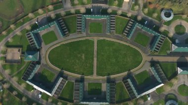 Birleşik Krallık 'taki önde gelen safkan yarış ahırı ve özel eğitim pistinin hava görüntüsü