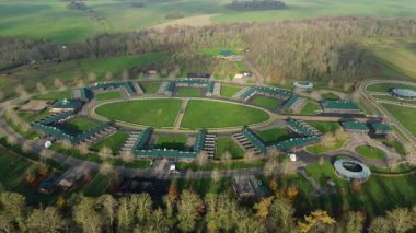 Birleşik Krallık 'taki önde gelen safkan yarış ahırı ve özel eğitim pistinin hava görüntüsü