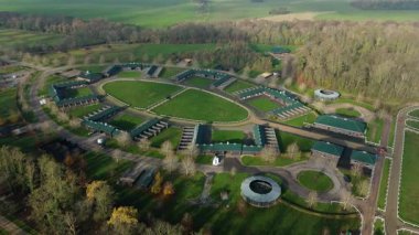 Birleşik Krallık 'taki önde gelen safkan yarış ahırı ve özel eğitim pistinin hava görüntüsü