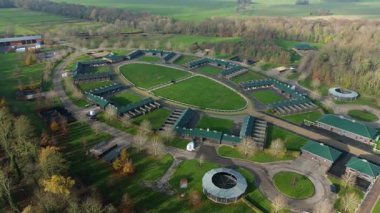 Birleşik Krallık 'taki önde gelen safkan yarış ahırı ve özel eğitim pistinin hava görüntüsü