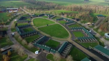 Birleşik Krallık 'taki önde gelen safkan yarış ahırı ve özel eğitim pistinin hava görüntüsü