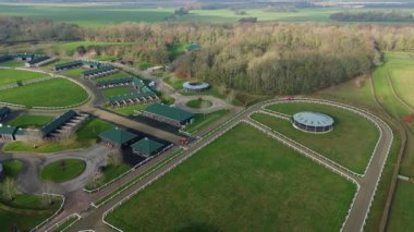 Birleşik Krallık 'taki önde gelen safkan yarış ahırı ve özel eğitim pistinin hava görüntüsü