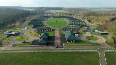 Birleşik Krallık 'taki önde gelen safkan yarış ahırı ve özel eğitim pistinin hava görüntüsü