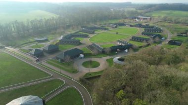 Birleşik Krallık 'taki önde gelen safkan yarış ahırı ve özel eğitim pistinin hava görüntüsü